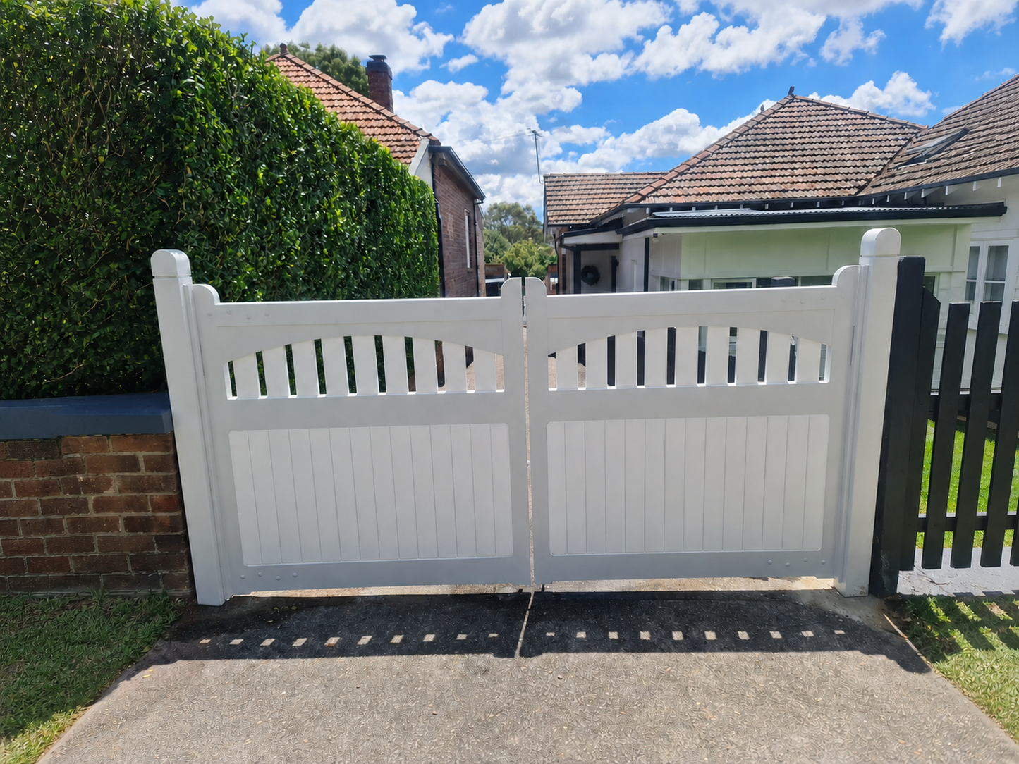 Buckingham Classic Driveway Gate - Flat Top with Front Valance
