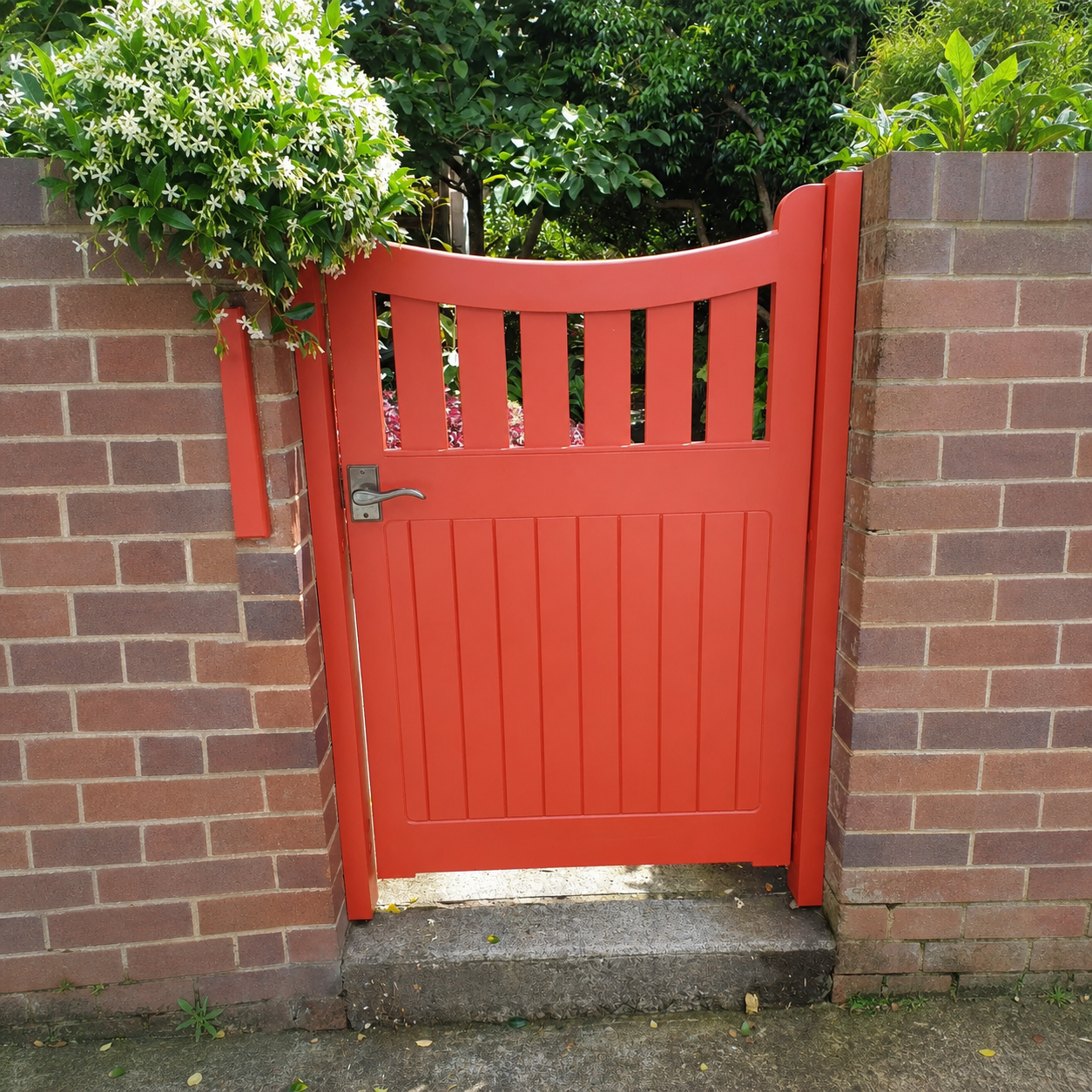 Front view of Buckingham Classic timber pedestrian gate with downward curve