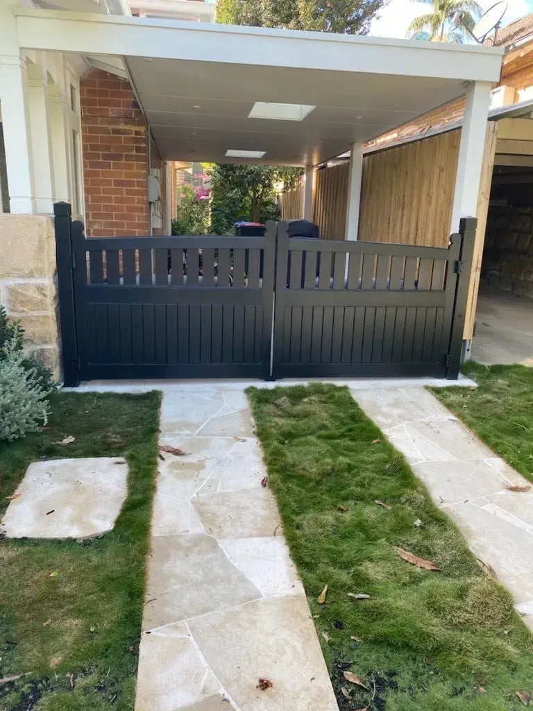 The Buckingham Classic Style Double Curved Gate