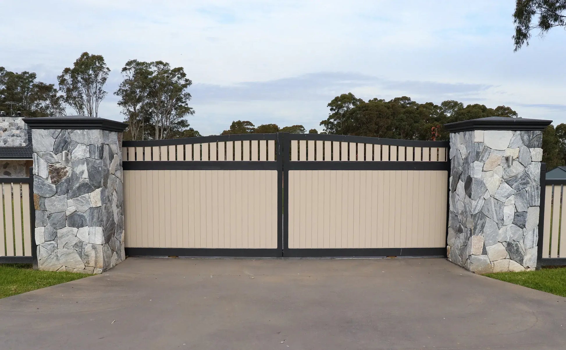 Buckingham Classic timber driveway gate pair, upward curve with picket window