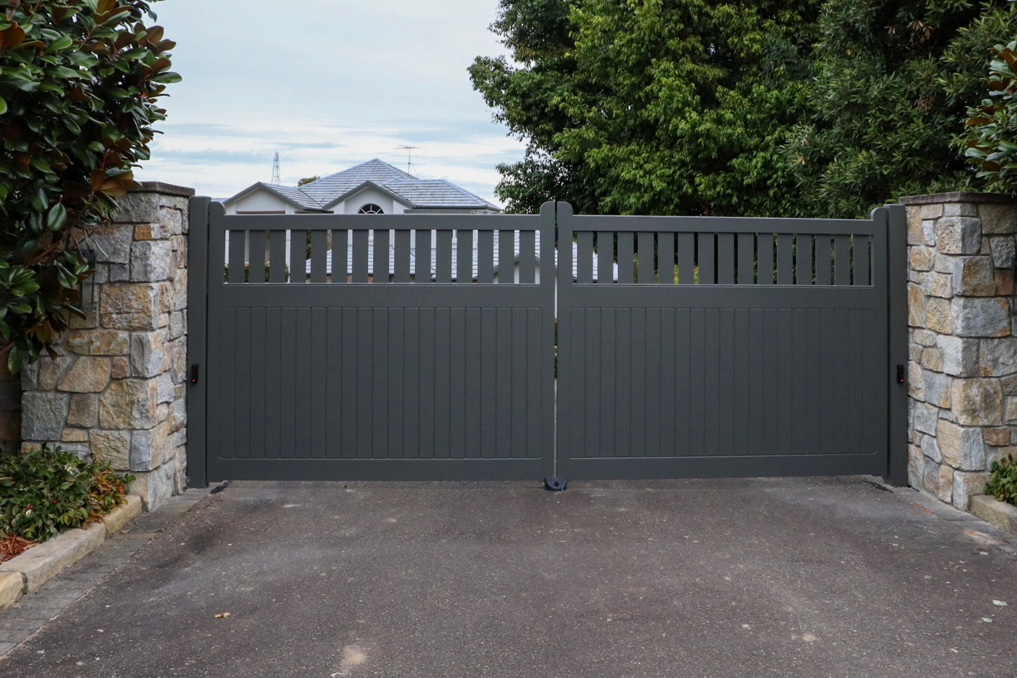 Detail view of Buckingham Classic timber driveway gate with flat top