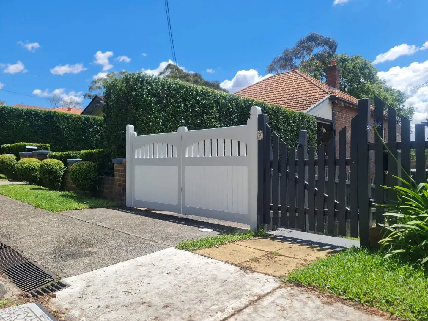 The Buckingham Classic Gate with valance feature