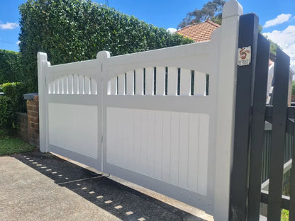 The Buckingham Classic Gate with valance feature